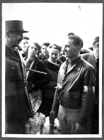 photographie en noir et blanc de Guillaume Mercader et du Général Koenig lors de la visite du Général De Gaulle à Bayeux lors de la Libération