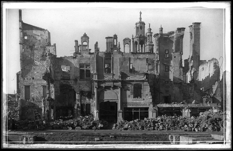 Photographie de la façade de l'hôtel d'Escoville après les bombardements