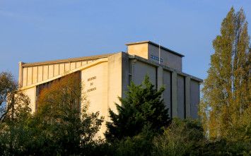 Photographie du bâtiment des Archives du Calvados vu depuis le périphérique de Caen