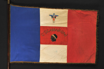 Ce drapeau est reconnaissable du fait de la présence d'une figure similaire à celle présente sur le drapeau de la corse ainsi qu'à l'écusson de la compagnie Scamaroni sur lequel on distingue une croix de Lorraine, le blason normand, le sigle Forces Françaises Libres et les ailes de la Liberté.