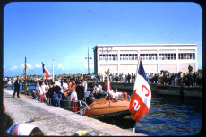Dans le port, la foule est nombreuse pour le départ du bateau sur lequel les autorités ecclésiastiques sont présentes.