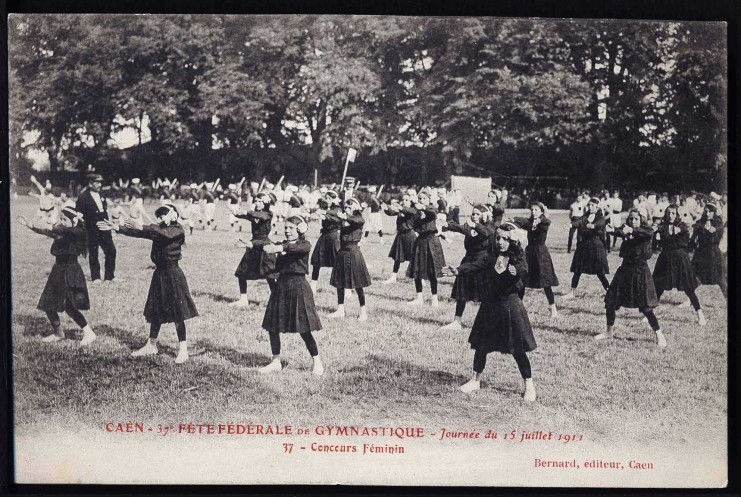 Un groupe de jeunes filles réalise des exercices gymniques de façon synchronisées et en uniforme.