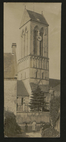 L'église de Colombelles et une église non identifiée (photos 102, 103 et 105).