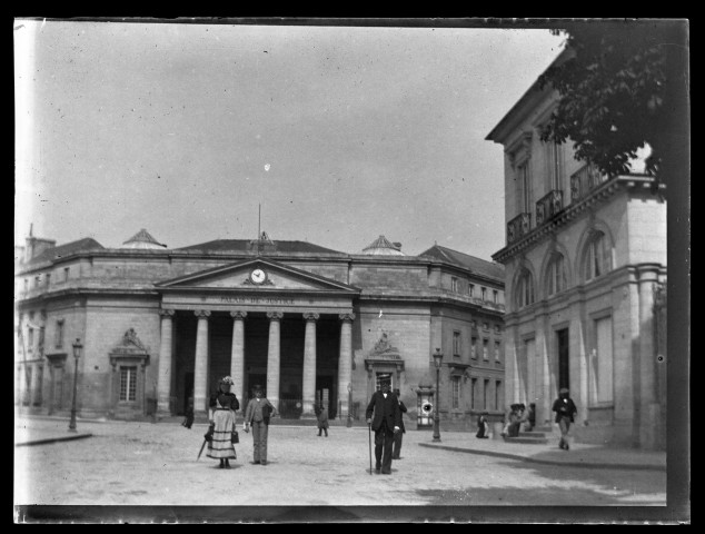 Palais de justice et place Fontette (photos n°34 et 37)