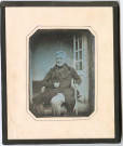 Portrait d'un homme assis et souriant (daguerréotype), par Alphonse de Brébisson (à l'hôtel de Blocqueville de Falaise, le domicile du photographe).