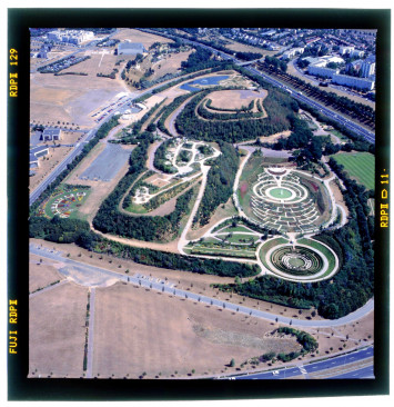 Les motifs circulaires du parc floréal sont perceptibles dans le paysage urbain caennais grâce à cette photographie aérienne.