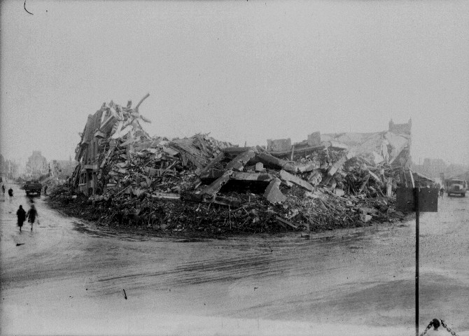 Ruines : Place Foch (défilé), rue du 11 novembre, rue des Carmélites, rue de Cauvigny, rue Jean Romain (photos n°53 à 59).