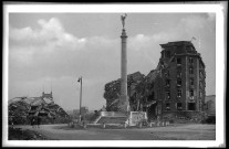 8 - Place du Maréchal-Foch vers la rue du 11-Novembre : le monument aux morts et l'hôtel Malherbe détruits.