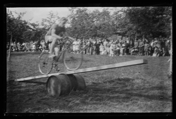 Une fête (?) du Vélo Club Lexovien (concours d'agilité ? jeux d'adresse) (photos n°6204 et 6205 ; 8638 et 8639)