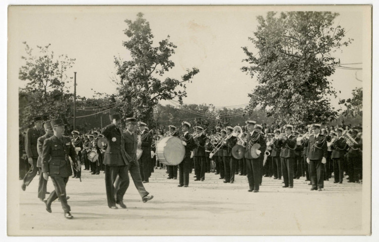 Caen : cérémonies devant le monument aux morts de la place Foch en 1945 (les officiels militaires alliés, le 8 mai 1945 ; le général Koenig, le 18 juillet 1945)