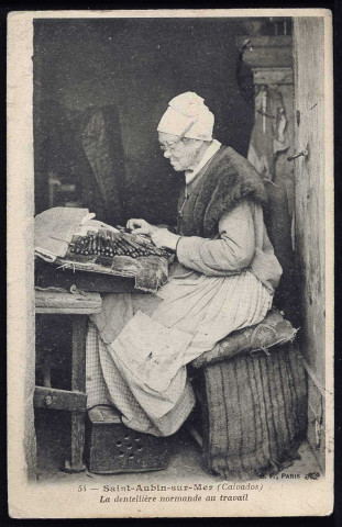 Dentellière et coiffe normande traditionnelle (cartes postales n°150 et 177).