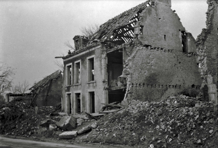 Maisons, commerces, rues et monuments en ruines suite aux bombardements de 1944 (photos n°47 à 71)
