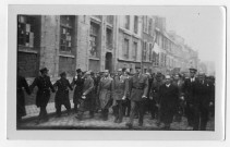 Le Général De Gaulle à Caen, rue Demolombe, le 8 octobre 1944. De gauche à droite : Léonard Gille (président du comité de libération), Henry Bourdeau de Fontenay (commissaire régional officiel de la République à Rouen), De Gaulle, Pierre Daure (préfet) (photo n°4).