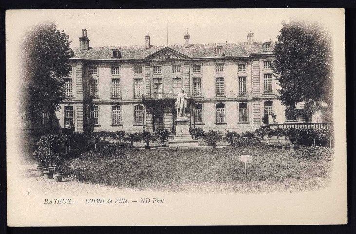Hôtel de ville avec la statue d'Arcisse de Caumont (n°441 à 450)