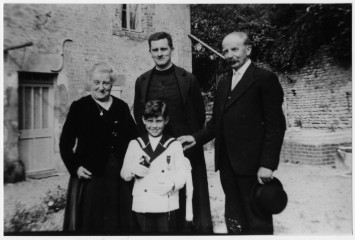 Jean Daligaut est entouré sur sa gauche d'une femme plutôt âgée, sur la droite un homme également plutôt âgé et devant lui d'un enfant.