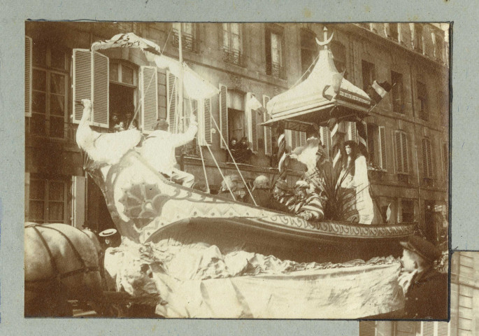 "Cavalcade des étudiants" de Caen (avec le "char d'Algériras", "Don Quichotte", "le Rosier de Louvigny", le char de "la Médecine" et le "Demi-Sang") (photos n°684 à 695)