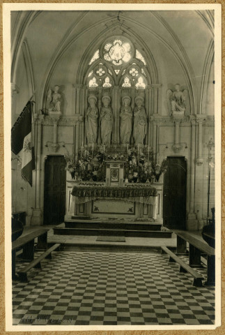 Eglise non identifiée avant destruction : vues intérieures de la nef et du chœur (photos 11 et 12).