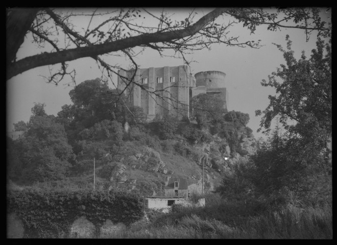 Vue du château de Falaise et de l'éperon rocheux. (plaque n°9)