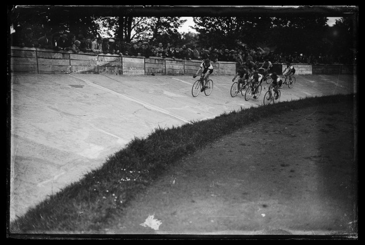 Course cycliste du 5 mai 1946 au vélodrome de Lisieux (photos n°8190 à 8197)