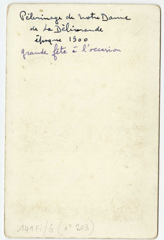 Fêtes et processions religieuses à Douvres-la-Délivrande (couronnement de la Vierge, évêque, couronnement [Sainte Famille], pèlerinage) (n°185 à 210)