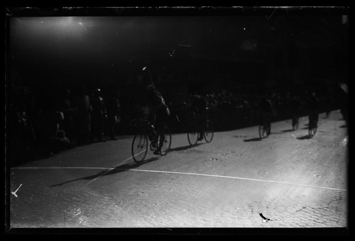 Course cycliste : prix Café Nadi à Lisieux (photos n°7308 à 7314)