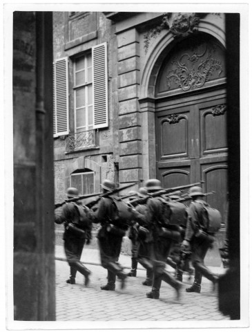 Soldats allemands. Les Allemands gardent ce qui reste de vivres sur le port (1940,1941). Inspection de Goering aux défenses côtières. Un exercice de DCA allemand. Un radar allemand [photos n°254, 255, 256, 257, 258, 259, 260, 261, 262]