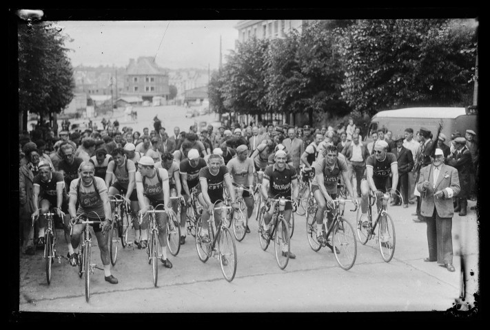 Une course cycliste à Lisieux (photos n°8603, 8604, 8606 à 8611, 8619)
