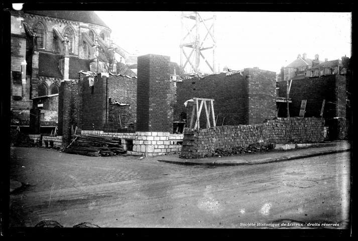 Chantier de reconstruction d'un Immeuble en briques, à l'angle de la rue Henry-Chéron et de la rue du Paradis (photos n°1261, 716,1268, 403, 396, 872, 1002 et 1037)