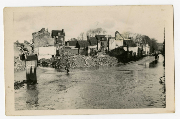 Pont-l'Évêque après les bombardements de la Seconde Guerre mondiale en 1944