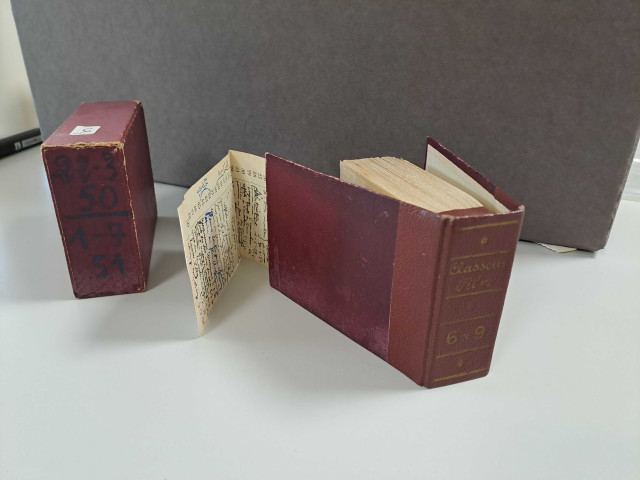 Albums et boites de rangement d'origine des négatifs (avec légendes manuscrites d'André Dangoisse)