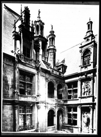 6 - Hôtel d'Escoville, avant 1944 (?)
