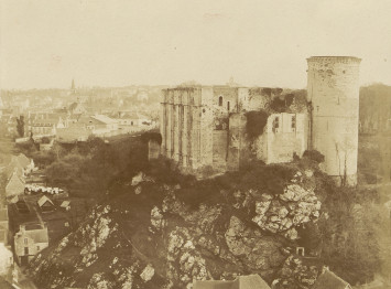 Photographie prise en 1885 du château de Falaise