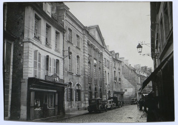 Photographie prise en 1935 et représentant la façade de l'ancien palais de justice de Falaise