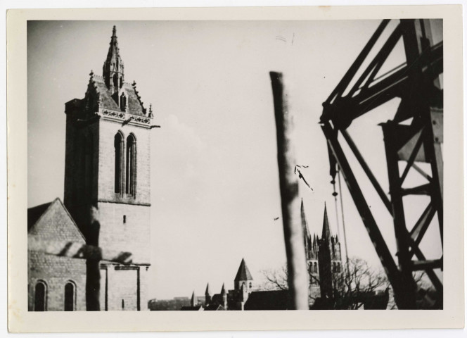 "Caen qui fout le camp" : photographies de quartiers de Caen et d'immeubles en cours de démolition (1937-1939) pour la plupart signées du photographe caennais Victor Benaïm.