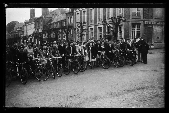 Excursion à vélo du [personnel ?] de l'école Jules-Ferry de Lisieux (photos n°2731 et 2732)