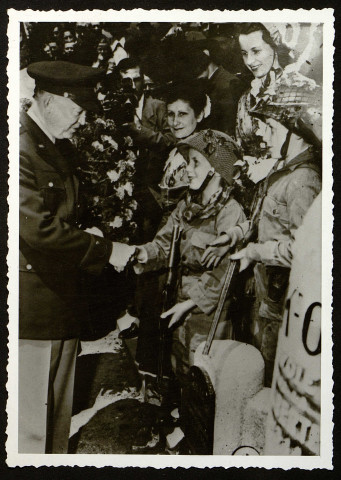 Le général Eisenhower et Maurice Renaud enfant lors d'une commémoration