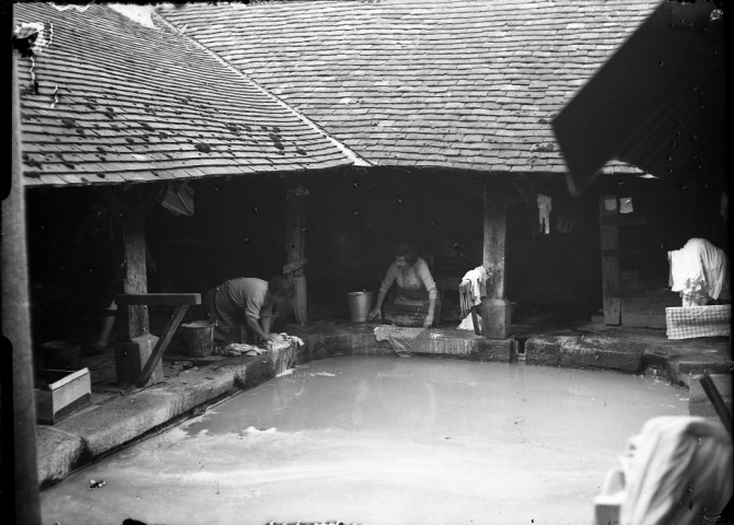Lavandières au lavoir situé au pied du château (photos n°35 à 36)