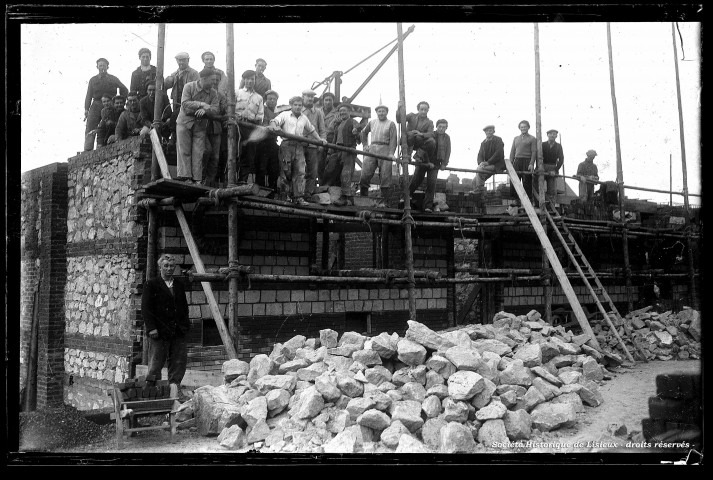 Équipe d'ouvriers sur un chantier de l'îlot 2 (photos n°568 à 569 et 1126 à 1127)