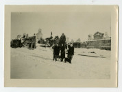 Cesny-Bois-Halbout : le bourg en ruine sous la neige avec 3 personnes (photos n°1 à 2)