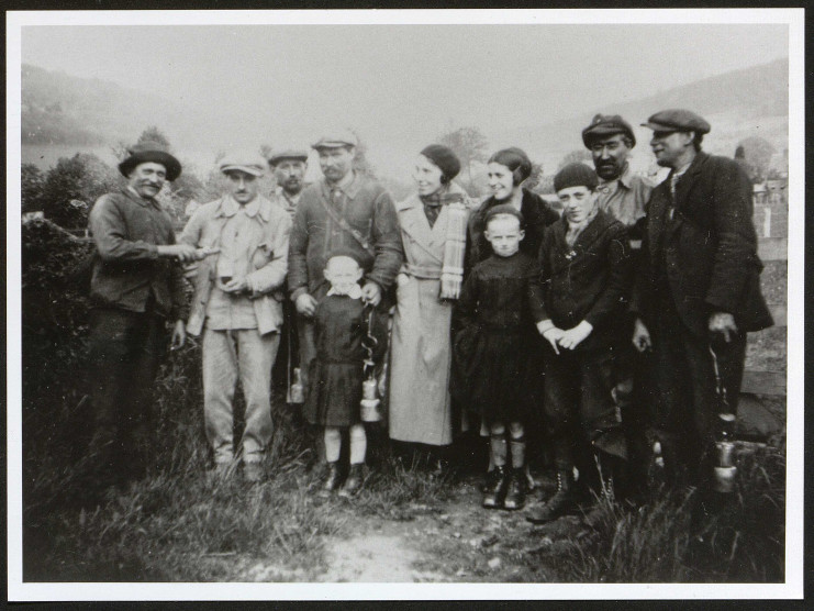 Photographie de Marie Langlois entourée de mineurs.