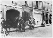 Les habitants de la ville de Caen s'enfuient (photos 290, 331 et 339)