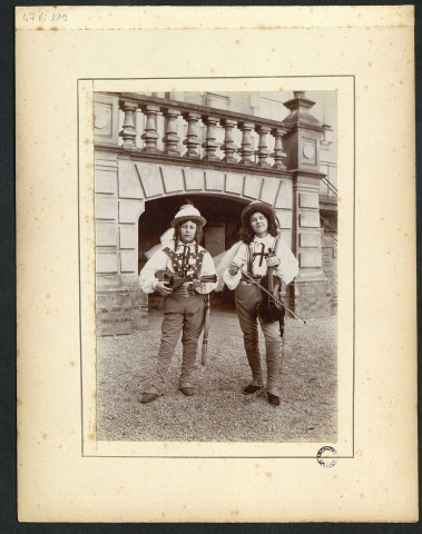 Deux enfants déguisés en troubadours devant l'escalier de la cour du pensionnat Saint-Joseph (photo n°119)