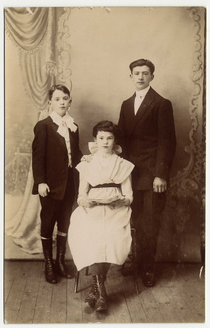 (Portrait en pied de trois enfants, dont) Robert BEAULAIN né (le) 10 Mars 1897, Suzanne BEAULAIN née (en) 1899) (doc n°34).