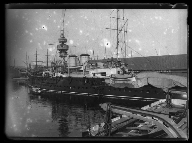 Le Havre : arrivée ou départ de navires civils et militaires, travaux du port, rue Gustave Cazavan (photos n° 14 à 25, 39)