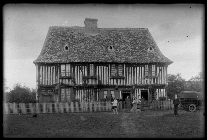 Lieux non identifiés : habitations, églises, paysages (photos n°81 à 113)