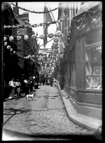 Place Hamelin et rue d'Honfleur lors de la fête du couronnement de Notre-Dame de Grâce en juin 1913 (photos n°1 à 3)