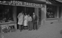 La chanteuse Edith Piaf, Roland Avellis dit "le chanteur sans nom" et les épiciers G. Le Saunier devant leur épicerie "... John Tavernier", 3 rue Clémenceau à Falaise (photo n°403)