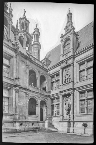 Hôtel d' Escoville (photos n°169, 170 et 182)