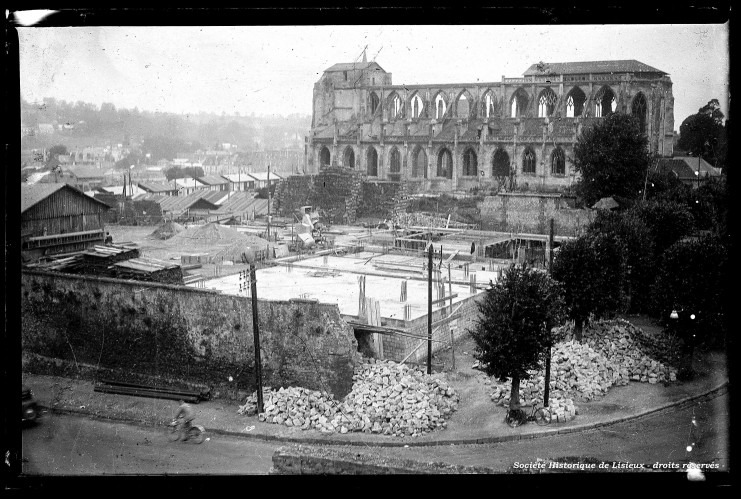 Les traces des bombardements de la Seconde Guerre mondiale visibles sur cette photographie laissent place à un chantier de reconstruction