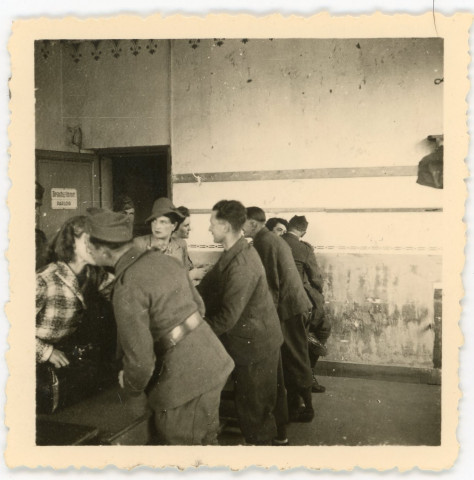 Civils rendant visite aux prisonniers de guerre français à la caserne Claude Decaen, à Caen (photographies n°5 à 8)